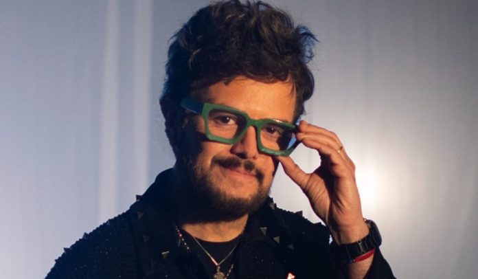 Aleks Syntek: el inesperado accidente que lo llevó a usar muleta