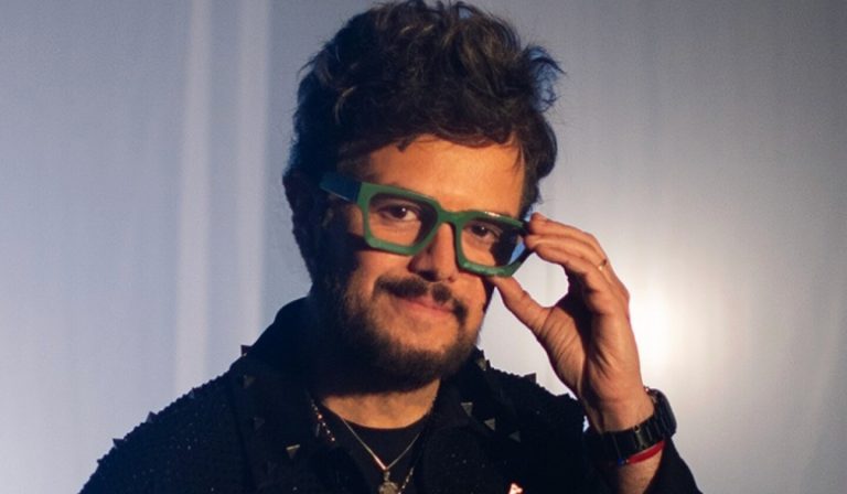 Aleks Syntek: el inesperado accidente que lo llevó a usar muleta