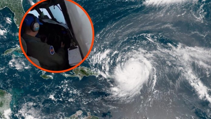 Un cazahuracanes se adentra en el ojo del poderoso huracán Erin