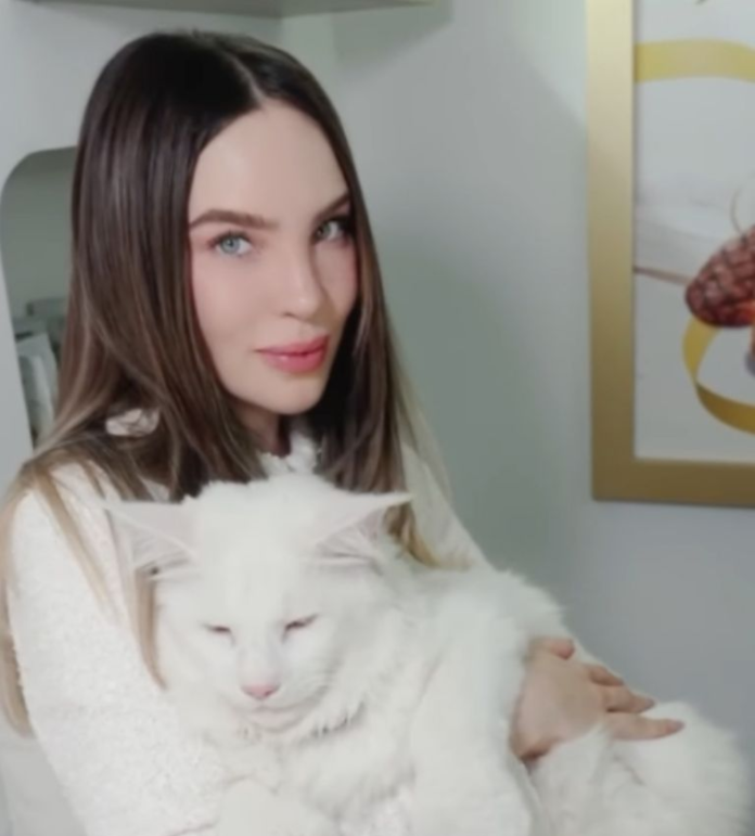 Belinda protagoniza un tierno momento con su gatito Simba en el Día del Gato Belinda protagoniza un tierno momento con su gatito Simba en el Día del Gato