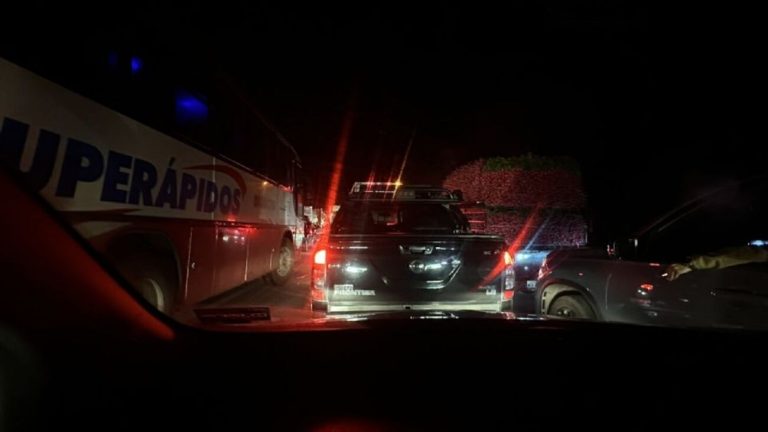 Cierre total en la México-Puebla: Filas kilométricas por pipa volcada en el Edomex