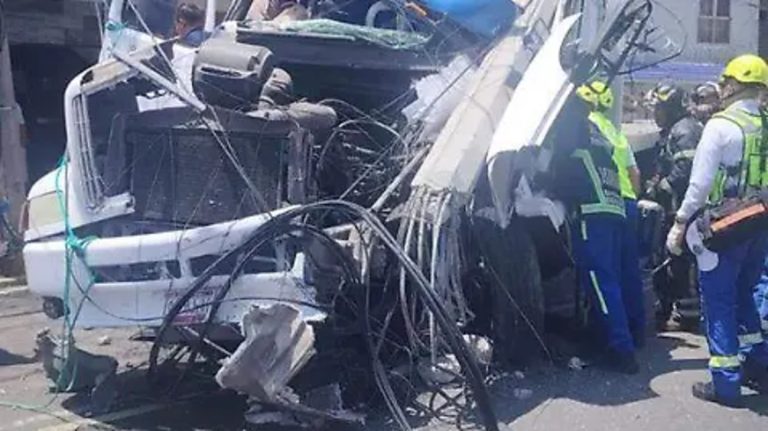Hombre prensado y mujer lesionada en impactante choque en avenida 608