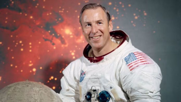 Fallece James "Jim" Lovell, el legendario comandante del Apolo 13 y voz de una era Fallece James "Jim" Lovell, el legendario comandante del Apolo 13 y voz de una era