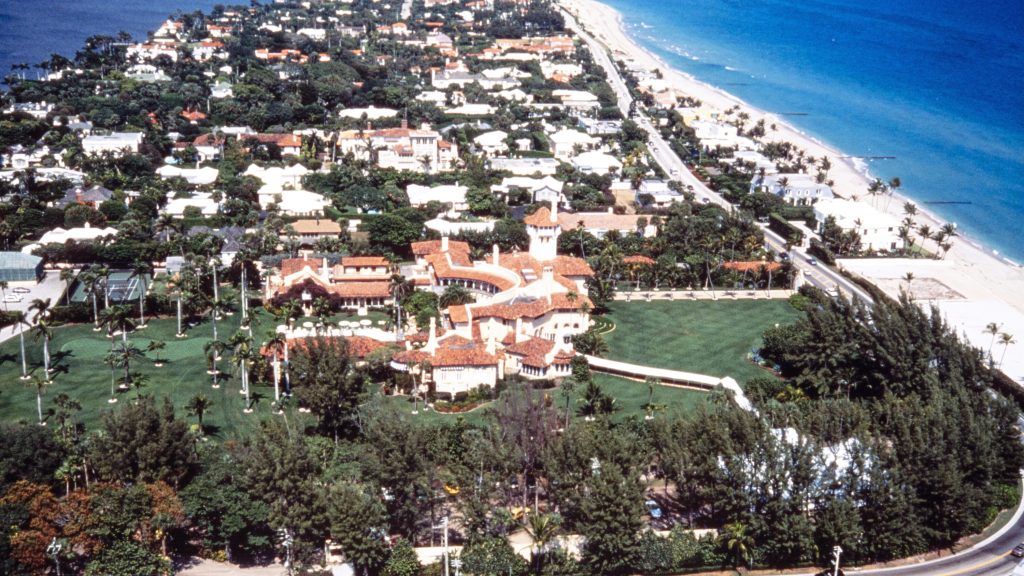 Activistas detenidos tras proyectar amistad de Epstein y Trump en Windsor