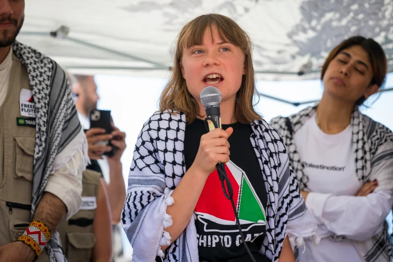 Activistas y ayuda humanitaria: Un dron ataca el buque Family en Túnez con Greta Thunberg a bordo