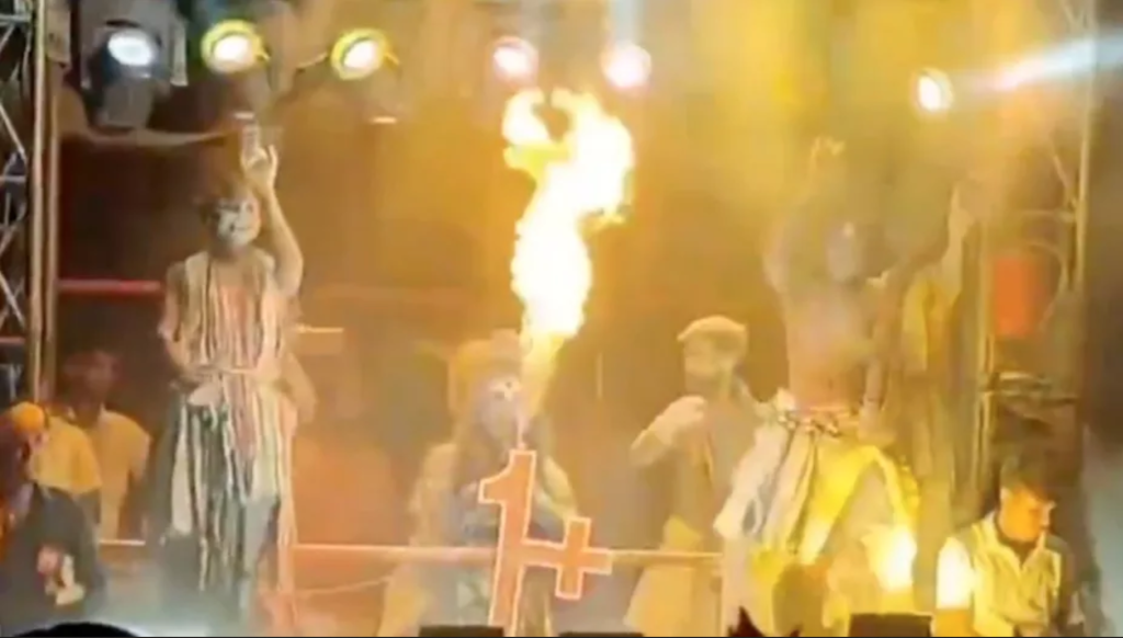 Actor indio fallece electrocutado en escenario; video viral conmueve al mundo