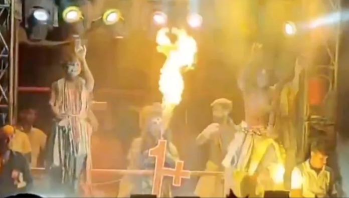 Actor indio fallece electrocutado en escenario; video viral conmueve al mundo