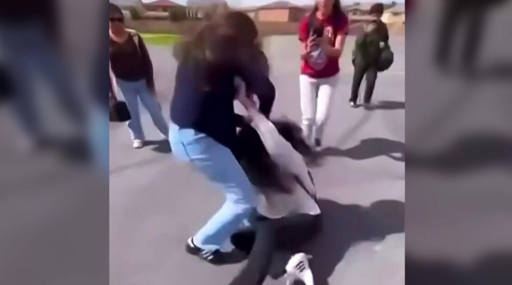 Alumnas graban brutal golpiza a compañera en Apodaca, Nuevo León