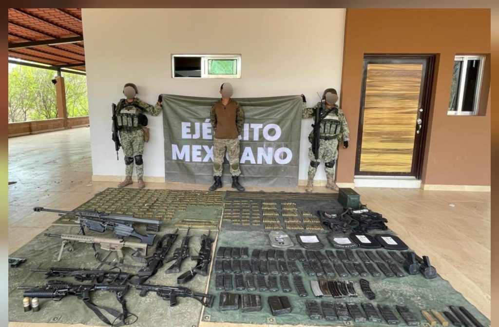 Aseguran arsenal y explosivo en operativo en Culiacán