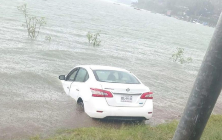 Auto cae a laguna en Valle de Bravo tras fiesta de Independencia