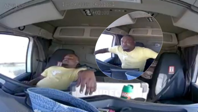 Camionero se duerme al volante y vuelca en Zimbabue: Video