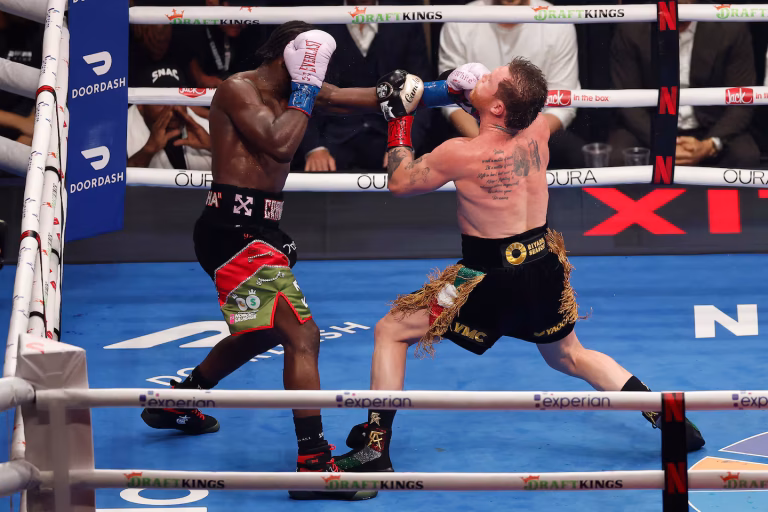 Crawford hace historia: derrota a 'Canelo' Álvarez y se vuelve tricampeón indiscutido