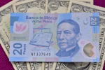 Dólar cae ante el peso mexicano por déficit comercial sin precedentes en EE. UU.