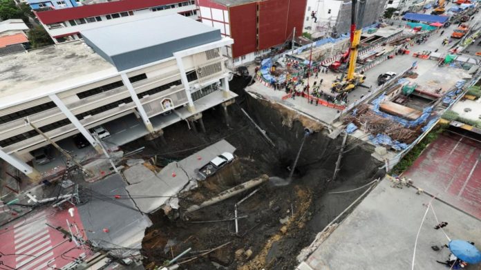 Enorme socavón cierra puente de La Concordia en Iztapalapa Enorme socavón cierra puente de La Concordia en Iztapalapa