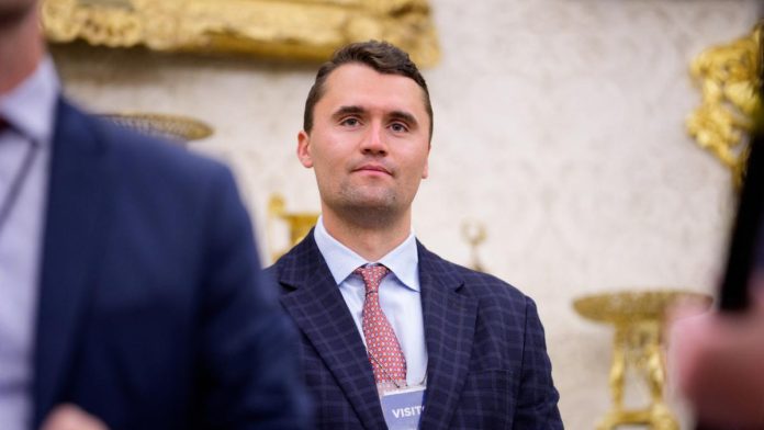 Fallece Charlie Kirk, influyente aliado de Trump, tras ataque armado