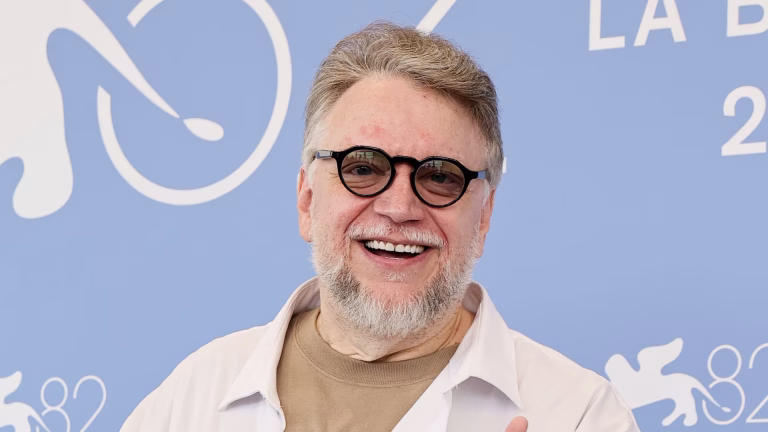 Guillermo del Toro sorprende con 80 kilos menos y reflexiona sobre "Frankenstein"