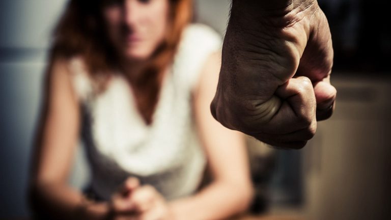 Hombre arranca nariz a su pareja en Bolivia tras ataque de celos