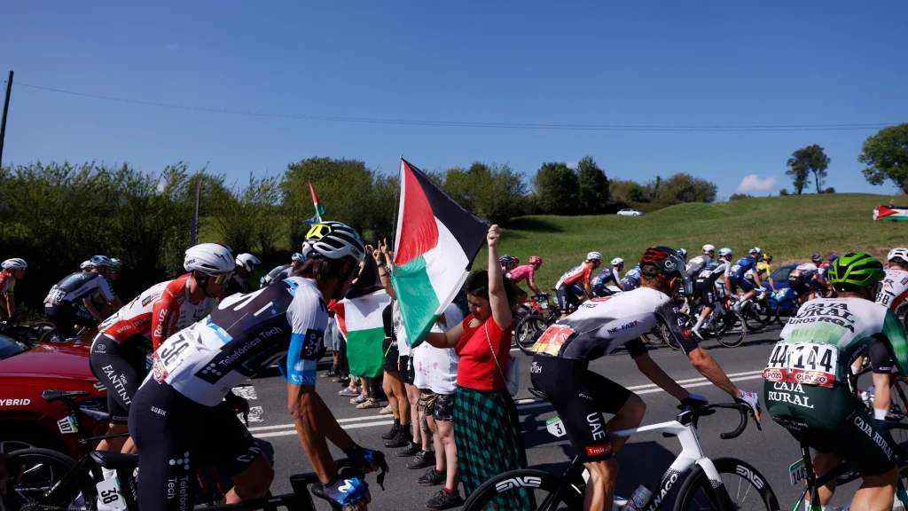 La Vuelta a España: Nueva interrupción propalestina cerca del Angliru