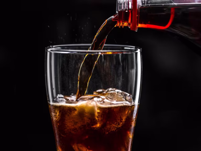 México eleva impuesto a bebidas azucaradas, clave contra la obesidad