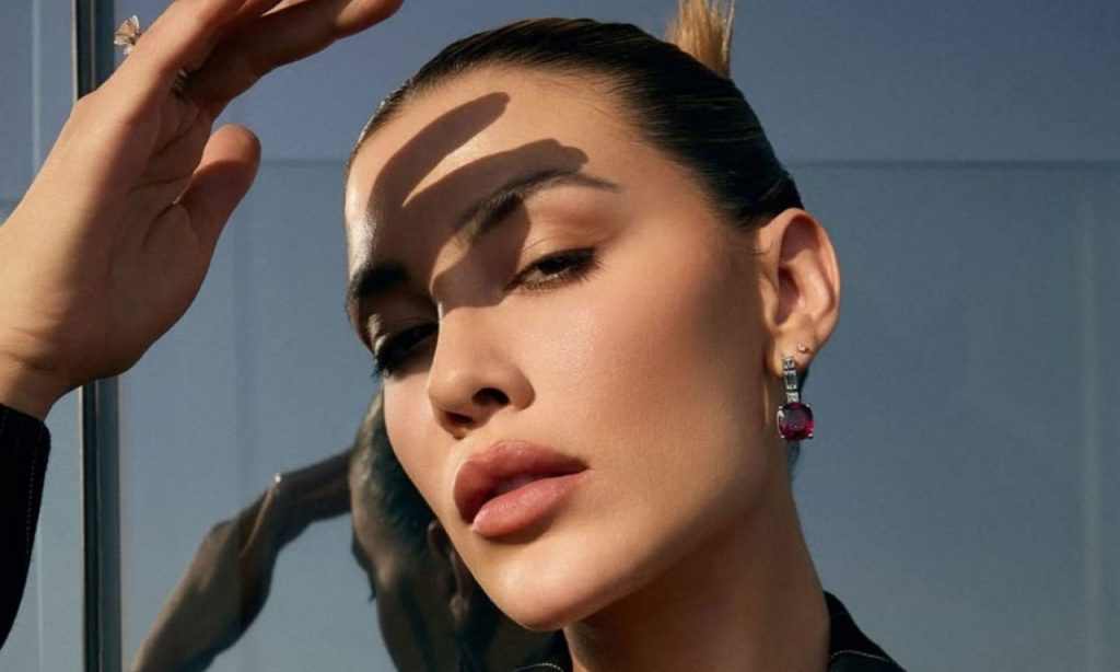 Michelle Salas preocupa a sus fans tras aparecer con muletas y recordar un grave accidente