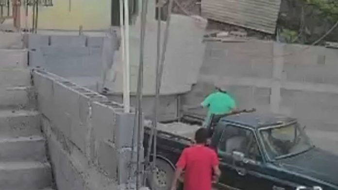 Milagroso escape: Albañil se salva de una tonelada de ladrillos en Nuevo León