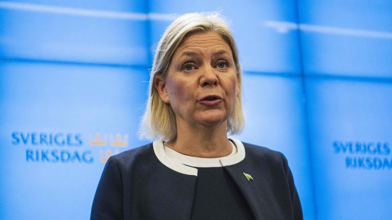 Ministra de salud de Suecia sufre desmayo en su debut oficial