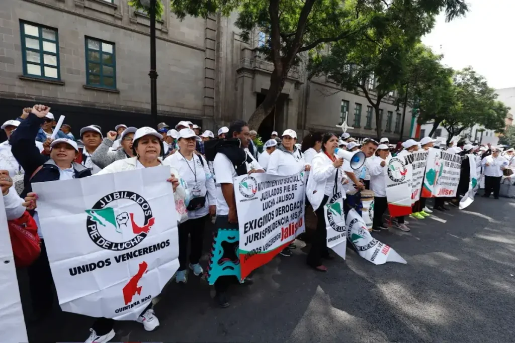 Ministros de la SCJN reciben a jubilados del IMSS tras protesta