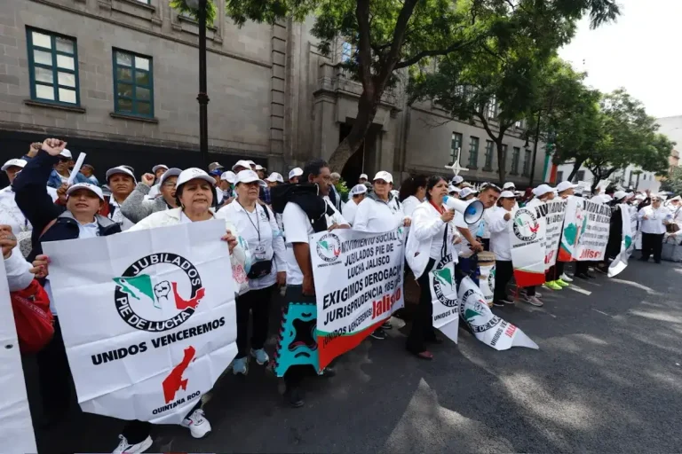 Ministros de la SCJN reciben a jubilados del IMSS tras protesta