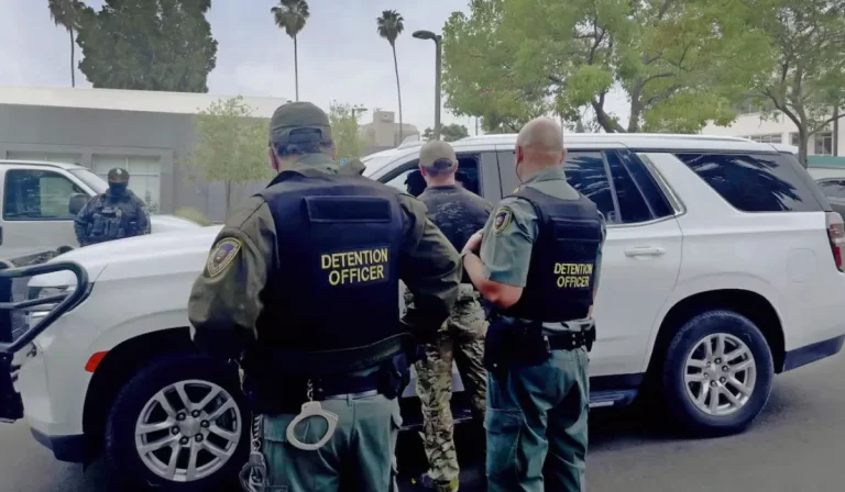 Muere migrante mexicano bajo custodia del ICE; investigan su deceso