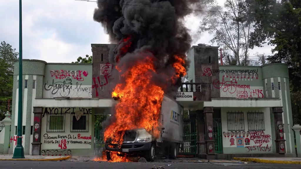 Normalistas Derriban Puerta de Campo Militar en CdMx