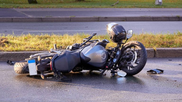 Novio del año: Motociclista ignora a su pareja tras brutal accidente en Ecuador