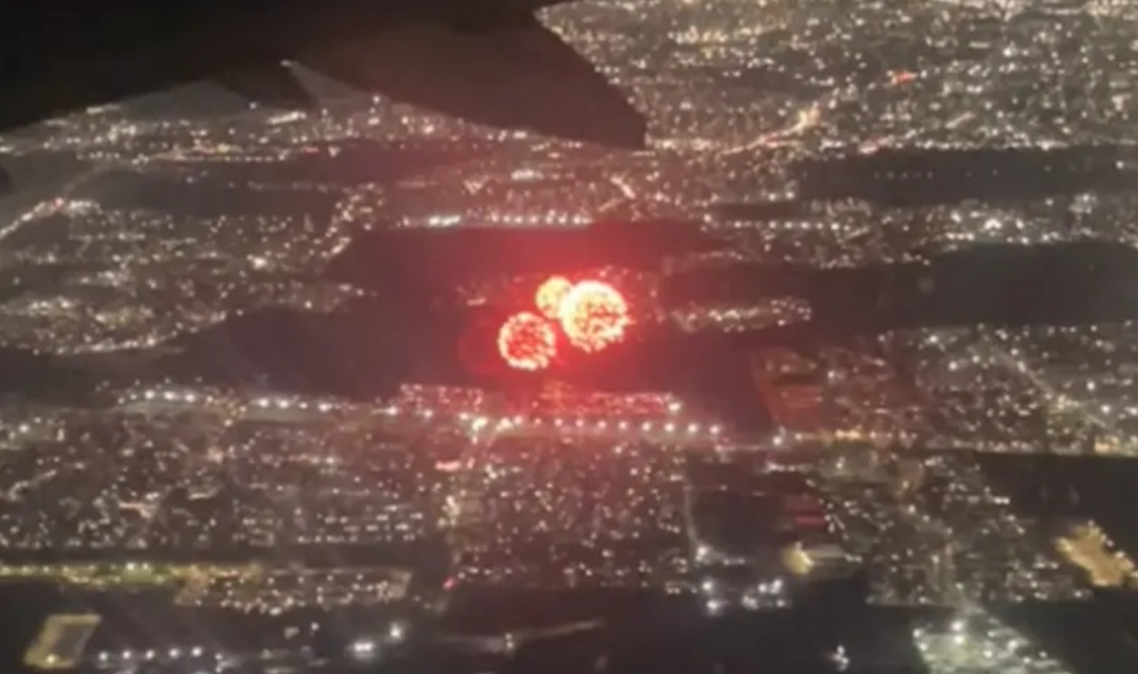 Pasajeros dan el Grito de Independencia en avión con fuegos artificiales