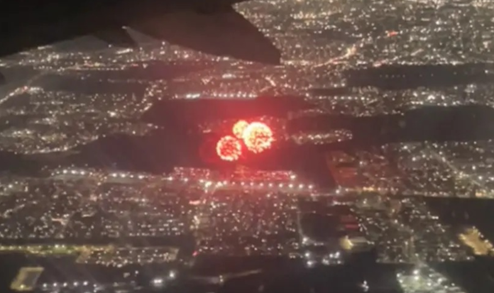 Pasajeros dan el Grito de Independencia en avión con fuegos artificiales Pasajeros dan el Grito de Independencia en avión con fuegos artificiales