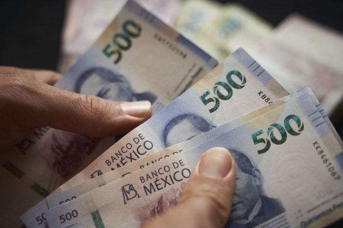 Peso mexicano cae frente al dólar por temores políticos en Europa y Asia