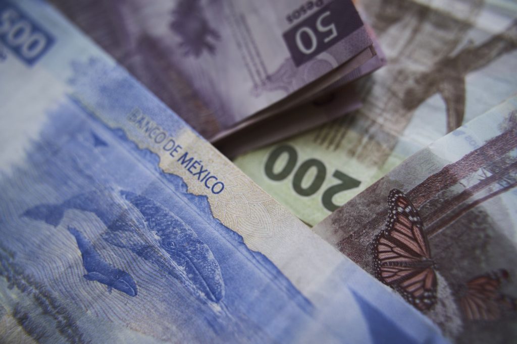 Peso mexicano cede terreno: La Fed define su futuro este septiembre