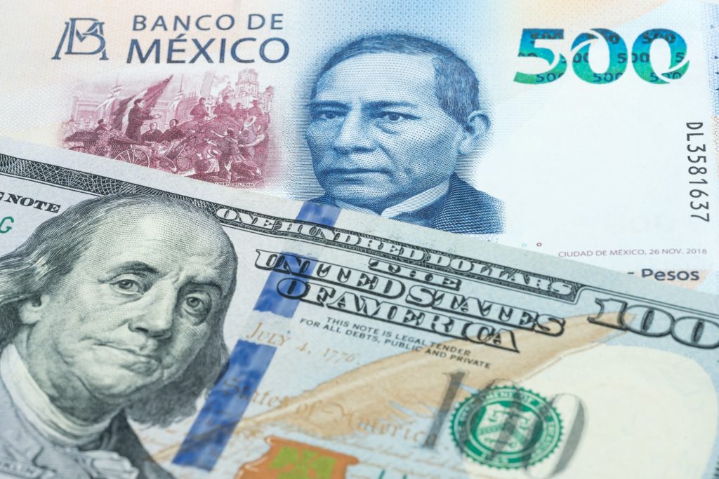 Peso mexicano frena al dólar: S&P ratifica rating y cotización actual
