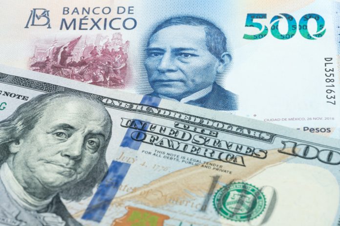 Peso mexicano frena al dólar: S&P ratifica rating y cotización actual