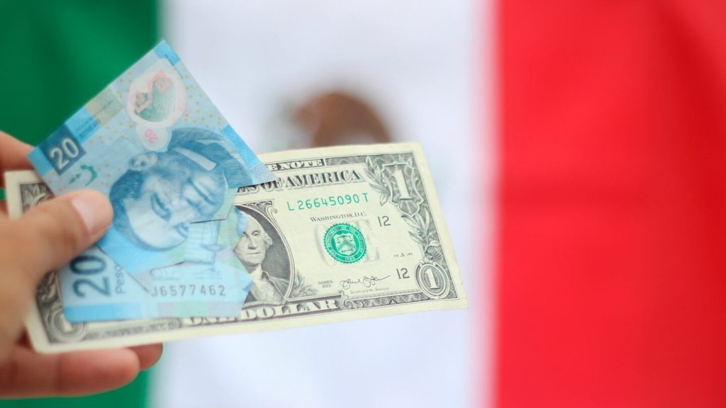 Peso mexicano inicia semana estable; la Fed define futuro del dólar