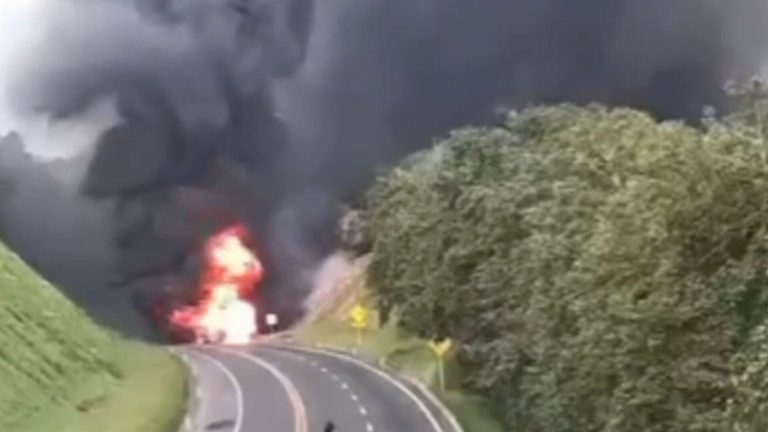 Pipa de gasolina se incendia en autopista México-Tuxpan; caos vial