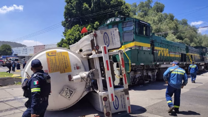 Pipa volcada en Ecatepec tras intentar ganarle al tren