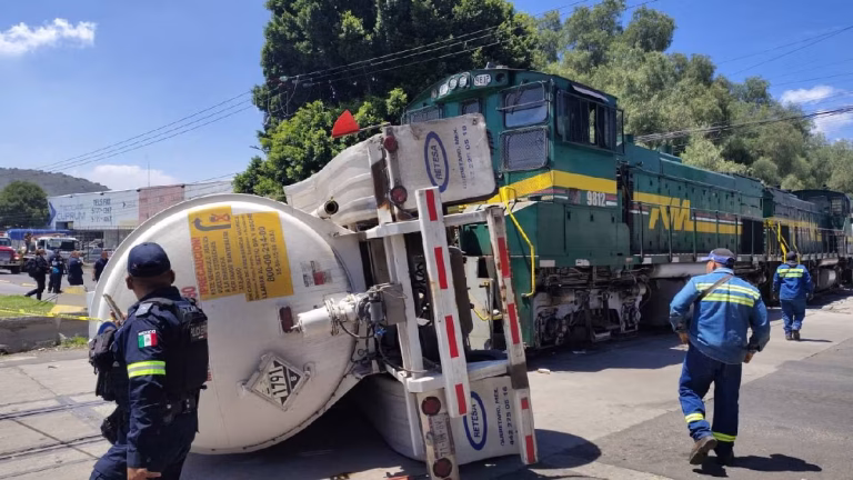 Pipa volcada en Ecatepec tras intentar ganarle al tren