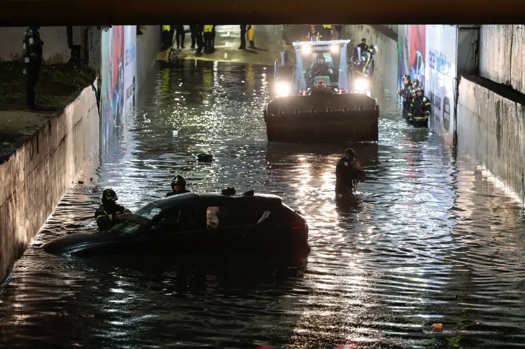 Policía capitalino rescata a niño con mochila de dinosaurio en inundación de la Ciudad de México