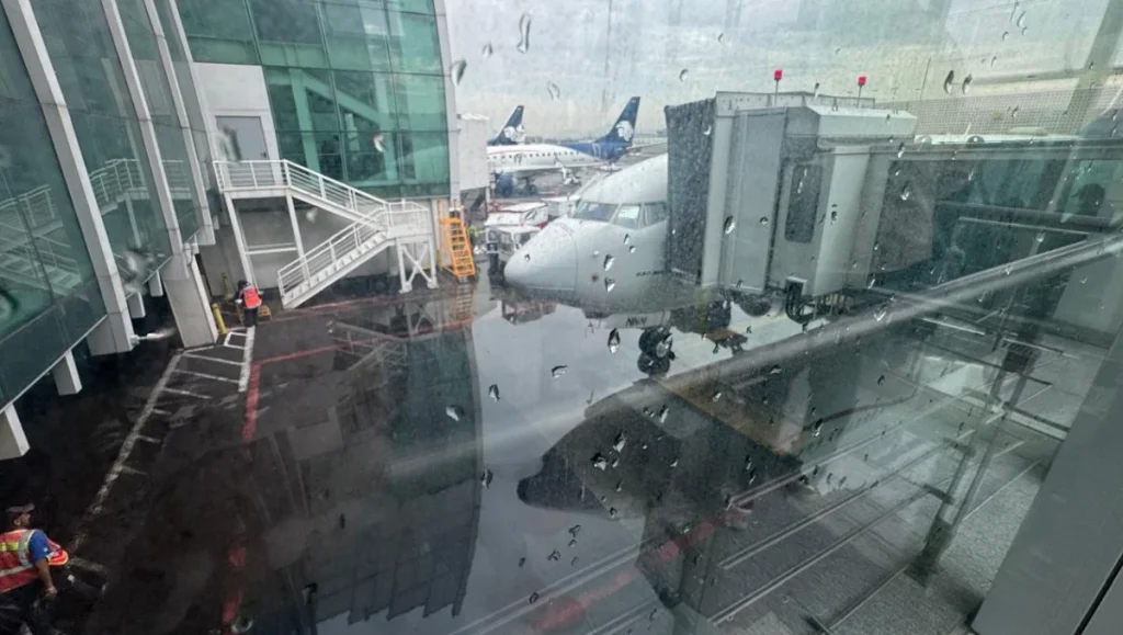 Rayo afecta torre de control del AICM: Sheinbaum informa