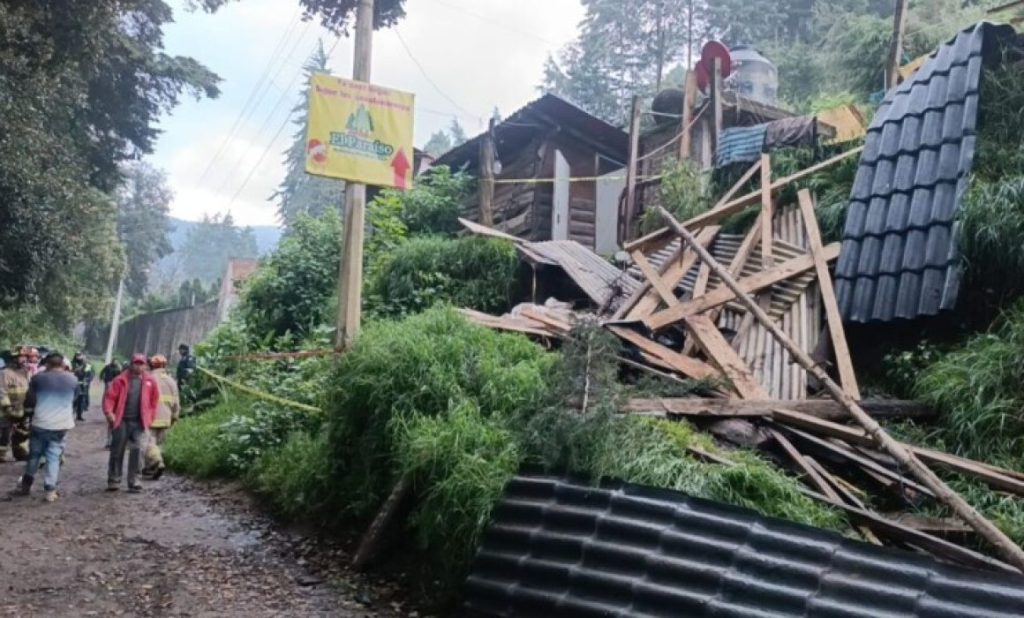 Mueren padre e hija tras derrumbe en Amecameca, Edomex