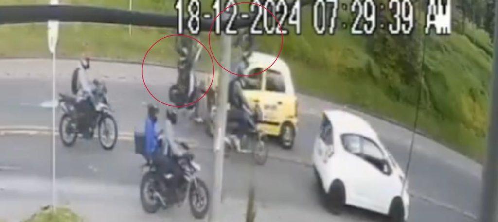 Taxista provoca grave accidente en Bogotá; motociclista sale volando