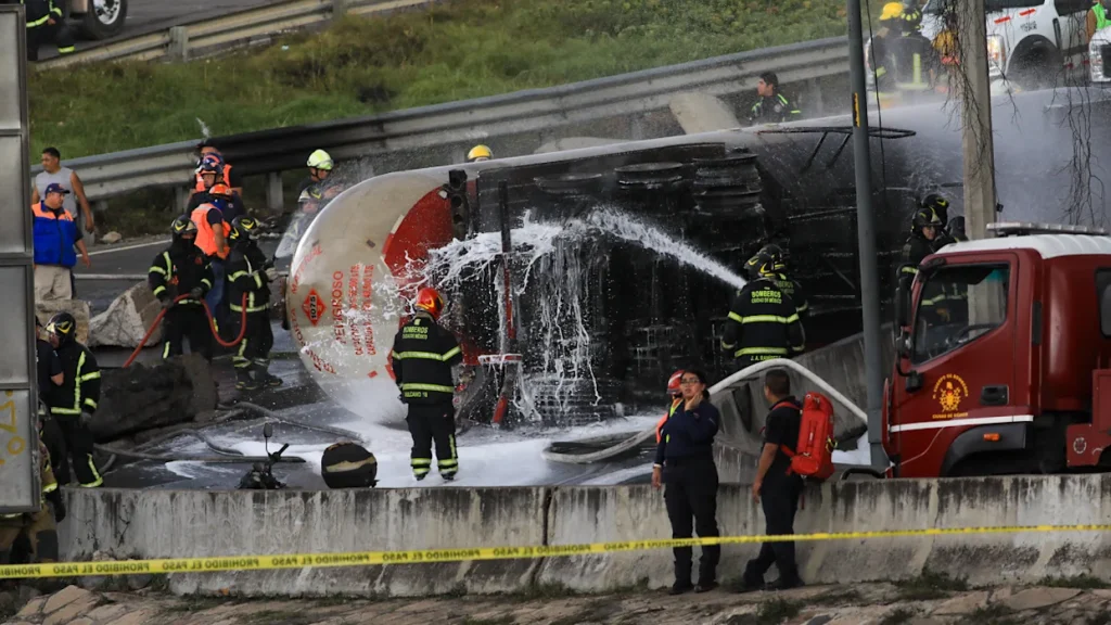 Tragedia en calzada Zaragoza: Explosión de pipa deja 3 muertos y 70 heridos