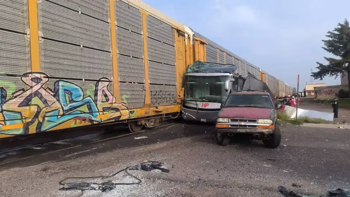 Trágico impacto de tren contra autobús en Atlacomulco- Ocho fallecidos Trágico impacto de tren contra autobús en Atlacomulco: Ocho fallecidos