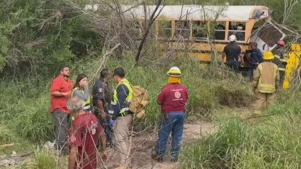 Tráiler choca con autobús escolar en Tamaulipas; hay heridos