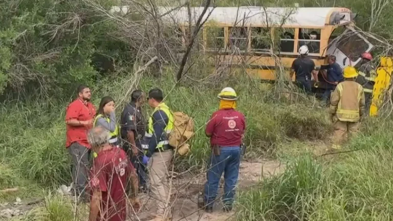 Tráiler choca con autobús escolar en Tamaulipas; hay heridos