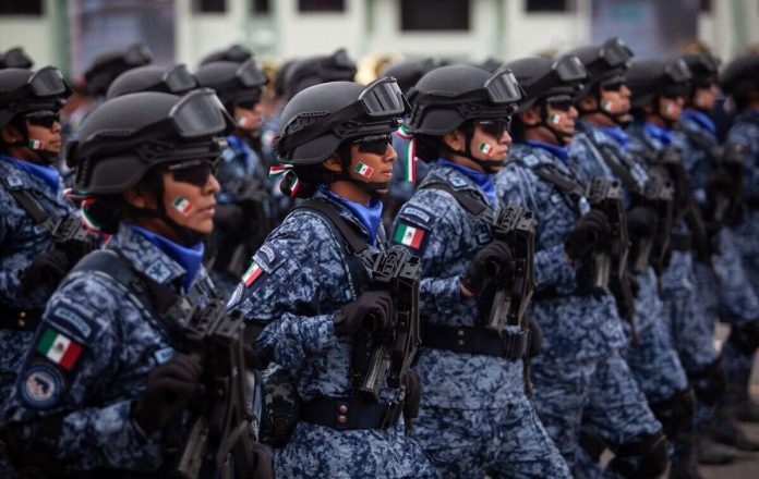 Un gesto inolvidable: Soldados y civiles en el Desfile Militar de 2025